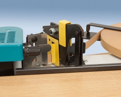 Автоматический торцевой отсекатель кромочного материала с возможностью управления ножной педалью при обработке круглых деталей или деталей с переменным радиусом кривизны