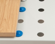 Большая поверхность стола расширяет возможности и области применения, например, для окантовки мелких деталей